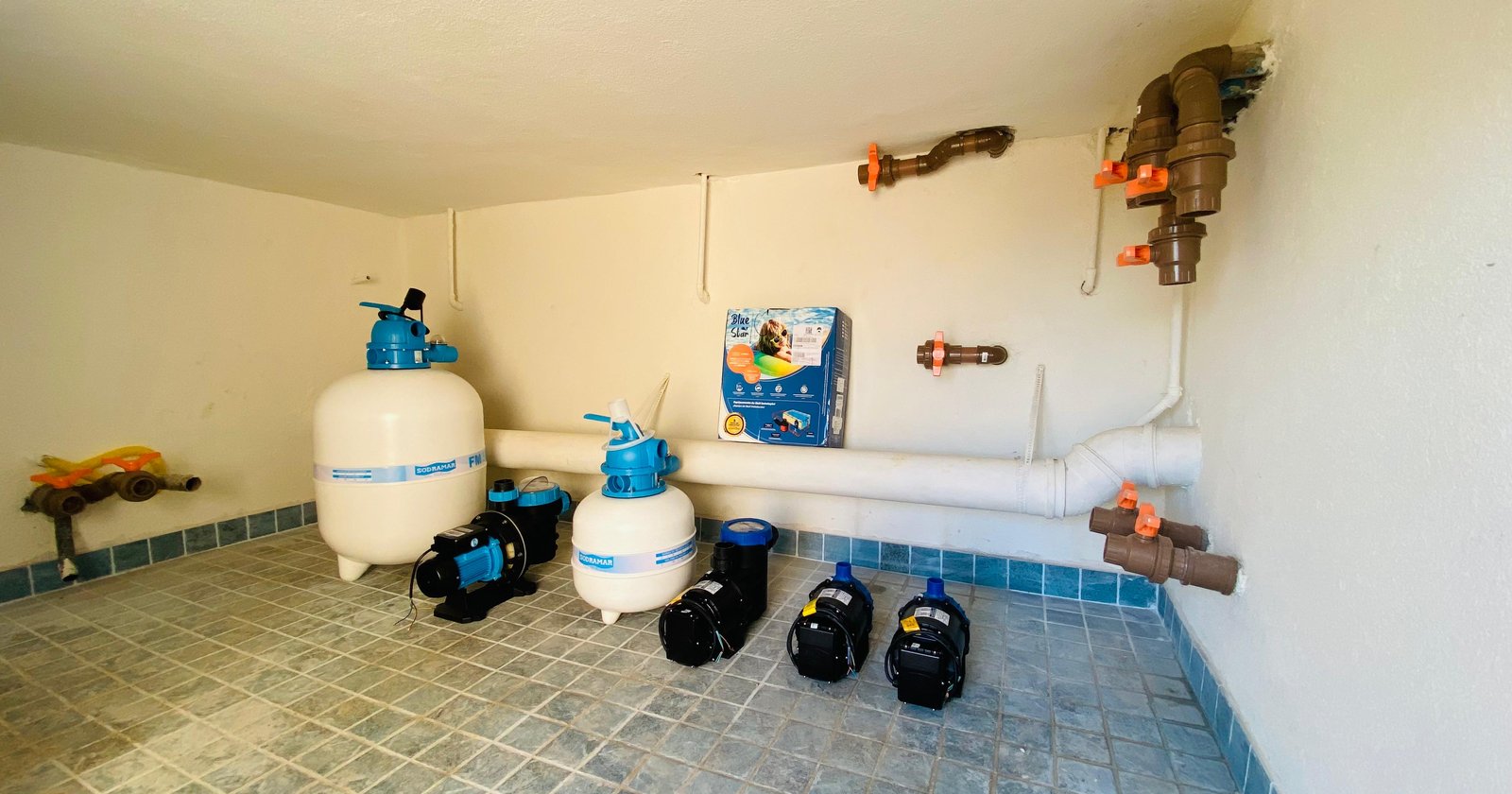 Antes — equipamentos e bombas antes da montagem
