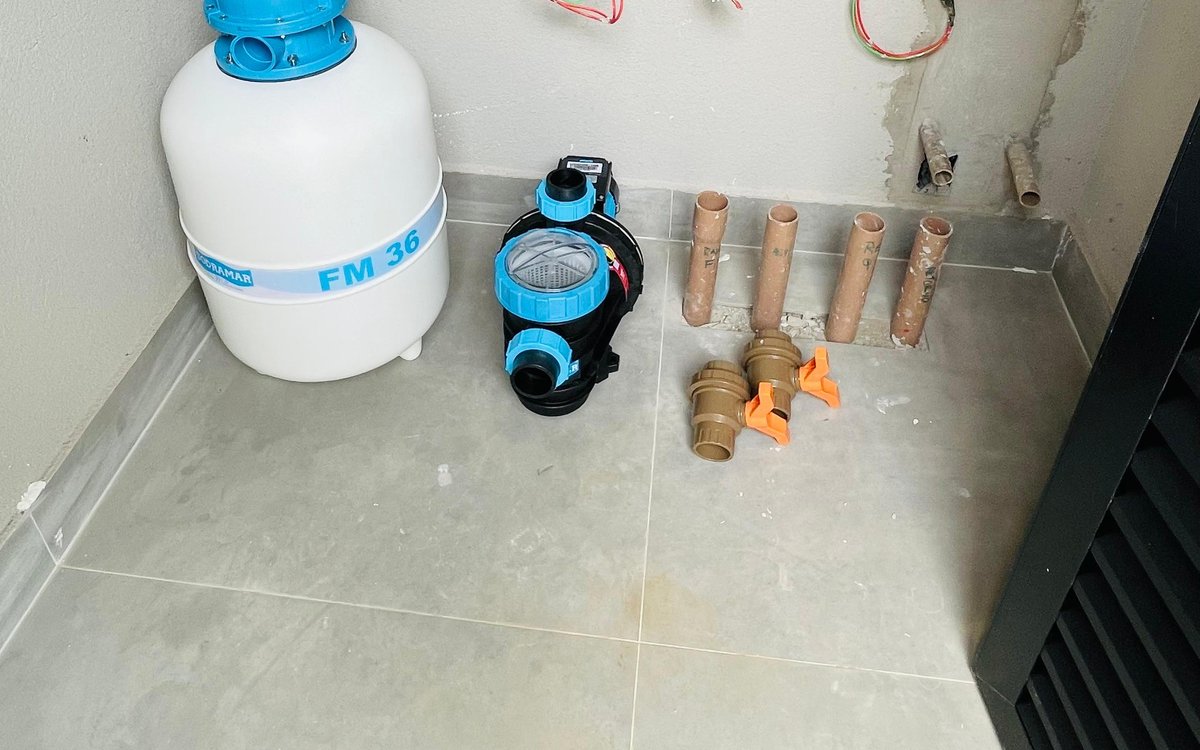 Antes — filtro e bomba antes da instalação