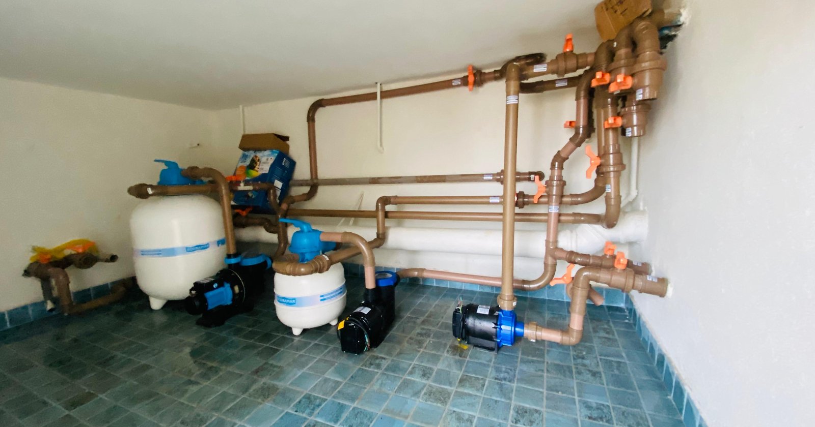 Depois — casa de máquinas com encanamento e bombas instalados