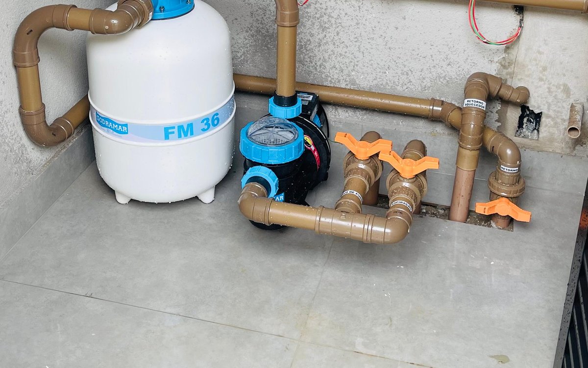 Depois — filtro e bomba instalados e conectados