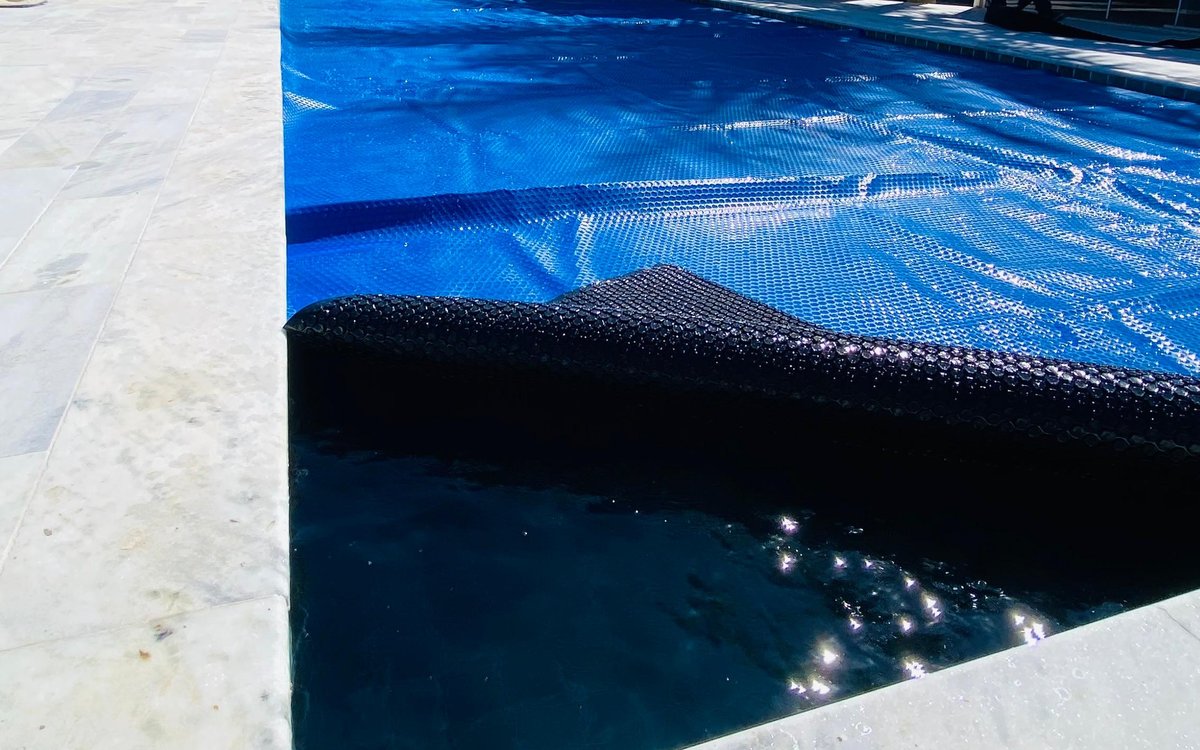 Depois — piscina com capa térmica instalada