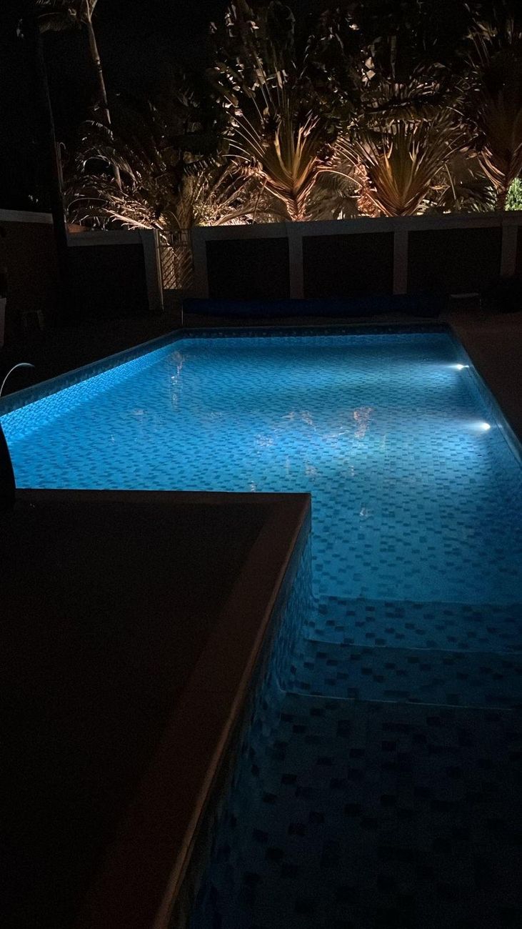 Piscina iluminada à noite