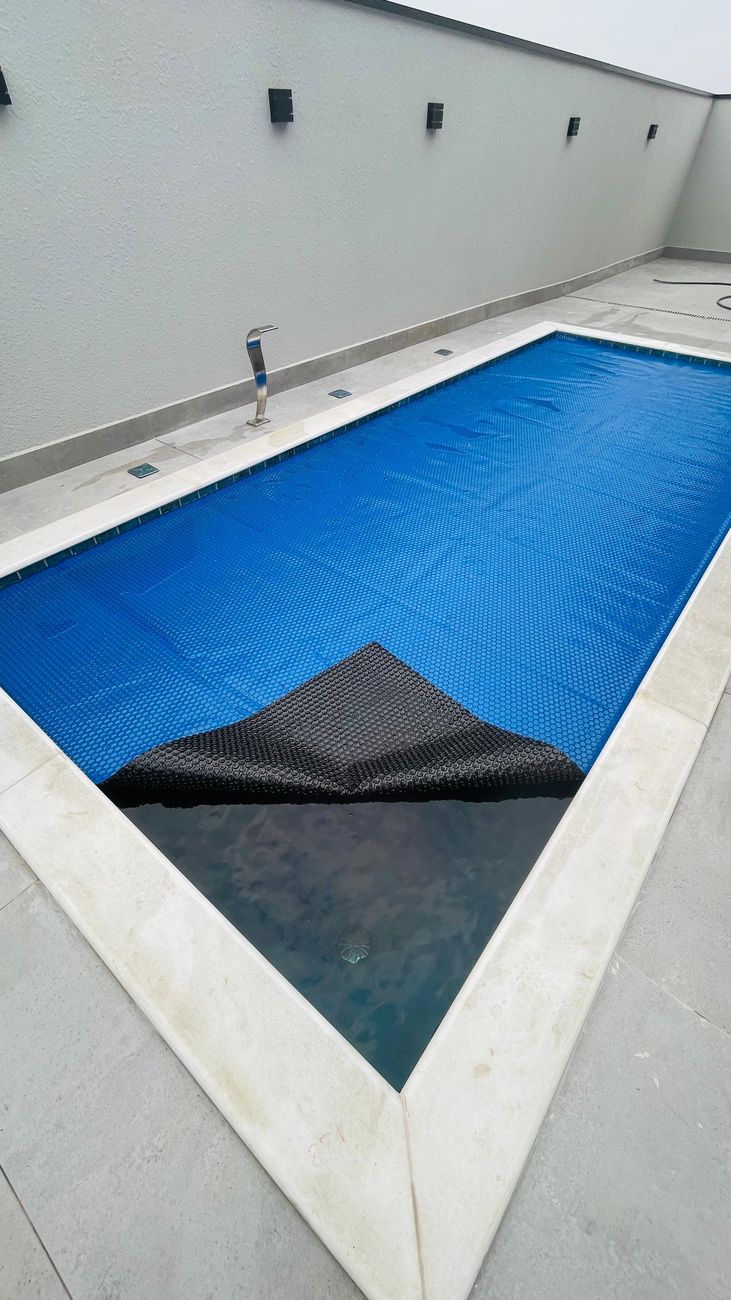 Piscina com capa térmica